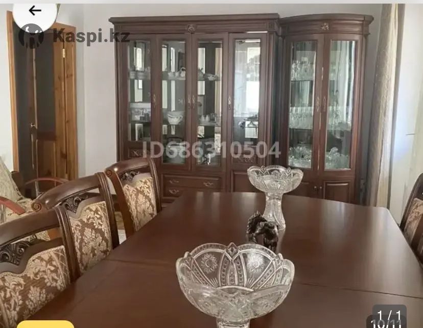 Гостинная две витрины,стол и стулья