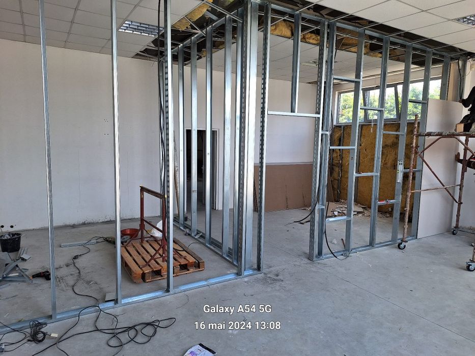 Case la rosu / amenajari interioare / exterioare