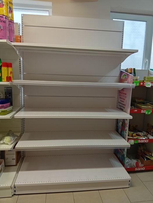 Бели метални стелажи