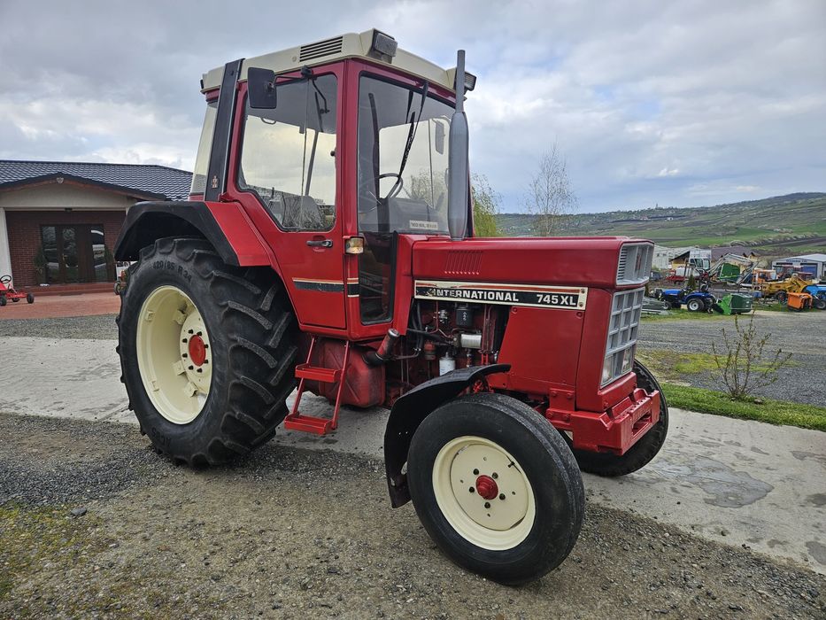 Tractor CASE International 745 XL