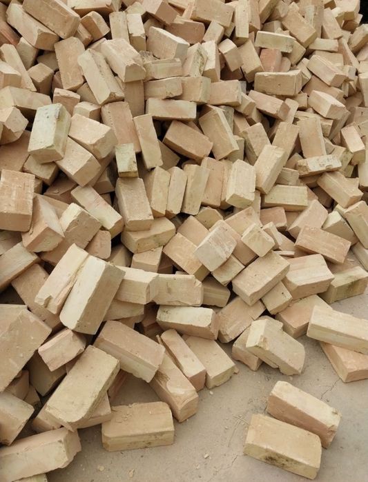 Xom va pishgan gishtlar bor