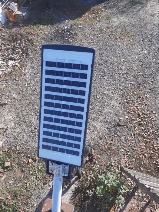 Уличный фонарь со встроенный солнечный батарее