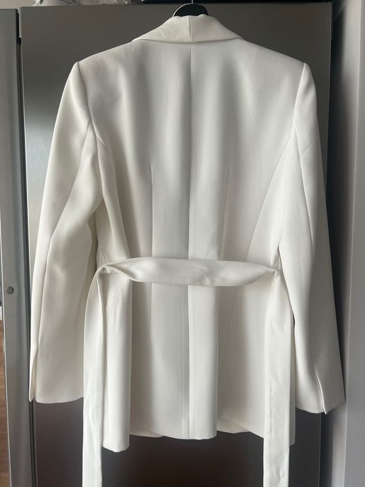 Zara бяло сако с колан