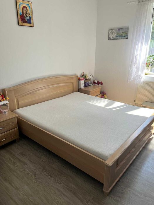 Pat de 2 persoane, din lemn masiv de nuc