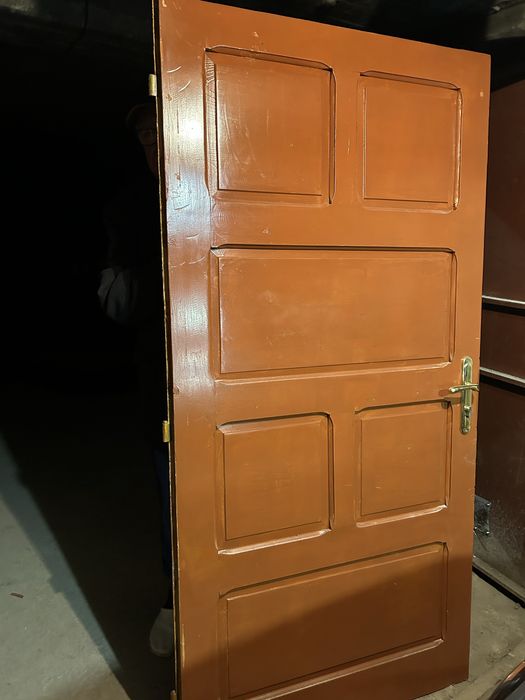 Входна дървена врата