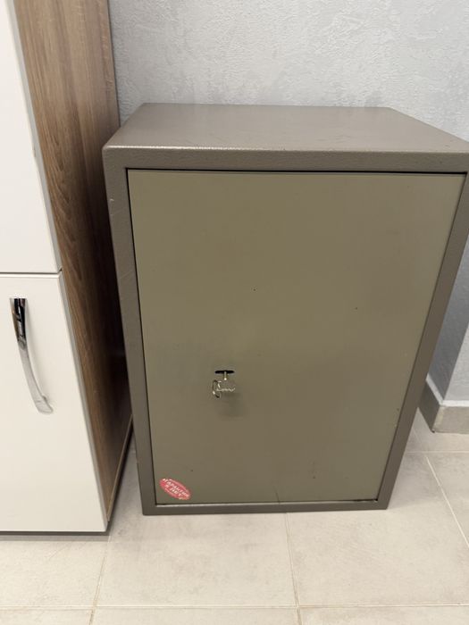 Сейф металлический, прикручивается к полу с механическим замком