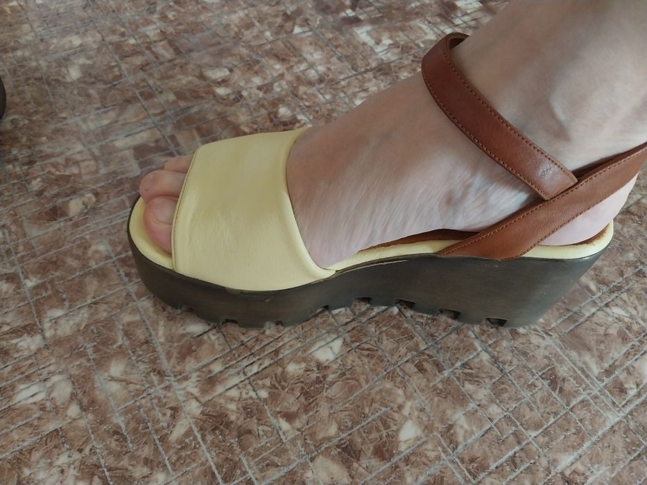 Продам босоножки кожаные