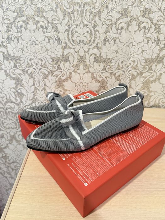 Босоножки серые