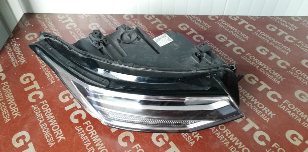 2 броя десен фар VW Tiguan 2020-