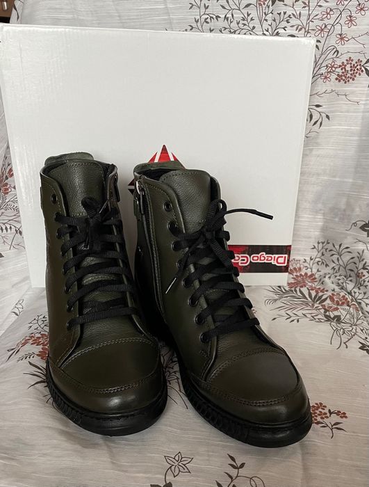 Маслинено зелени боти