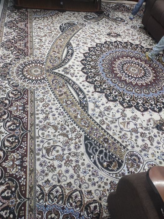 Комит прихожка ва гилам сотилади