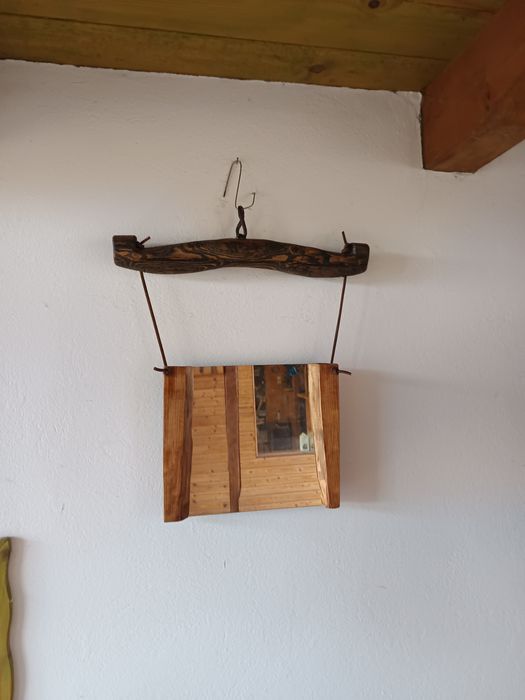 Oglinda artizanala montata pe cruce de caruta