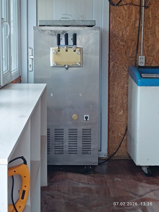 Бутик, мороженое аппарат сатылады.