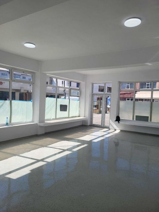 inchiriez spatiu comercial Pucioasa zona pietei