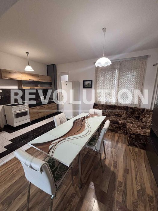 Тристаен апартамент в района на кв. Кючук Париж