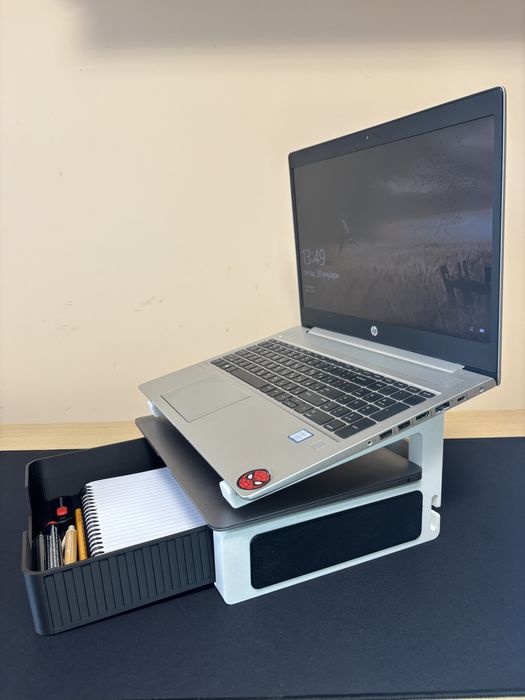 Стойка за лаптоп с място за съхранение под лаптопа