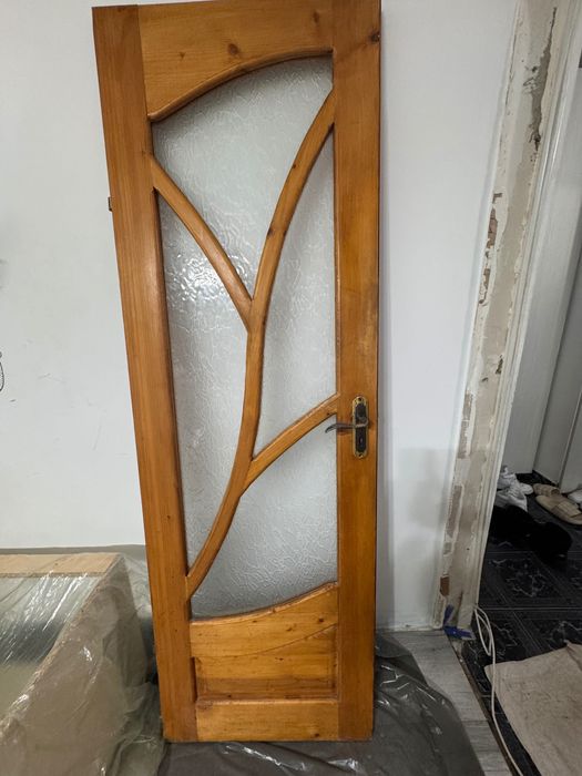 Usi interior lemn lacuit cu toc si broasca