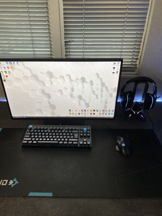 Цял гейминг сетъп+бюро / Gaming Setup