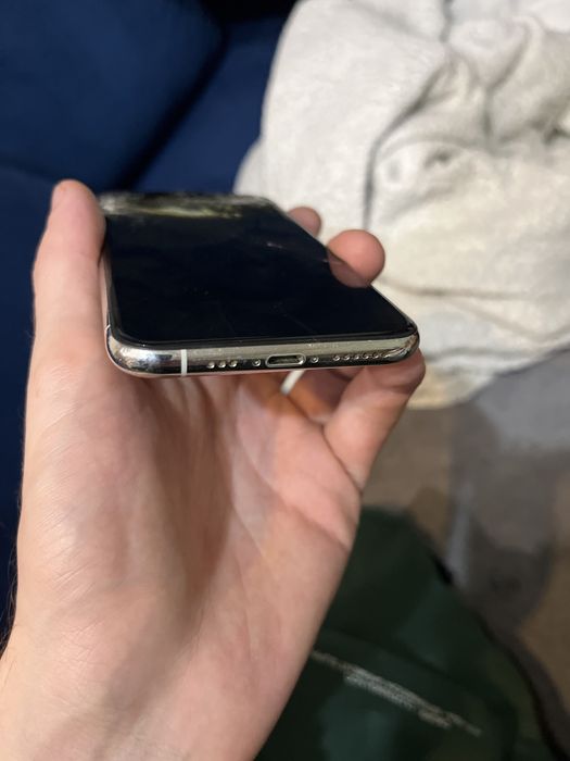 iPhone 11 pro заключен / счупен екран - за части