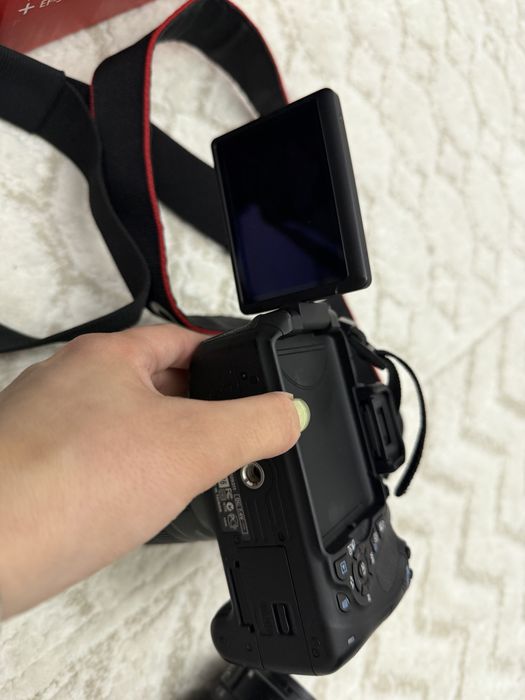 Продам фотооаппарат canon eos 600D