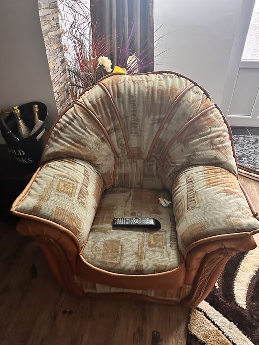 Vand 2 canapele un coltar piele, si canapea