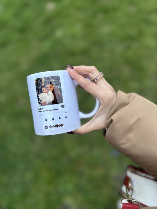 Подаръчна чаша с любима снимка и песен