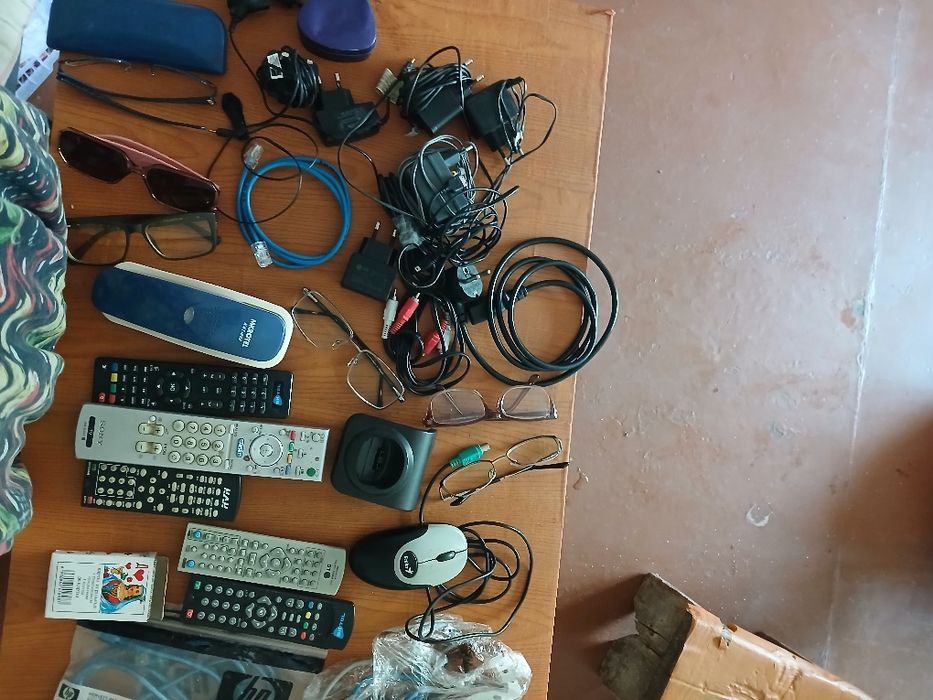 Продам разную мелочь пульты,очки
