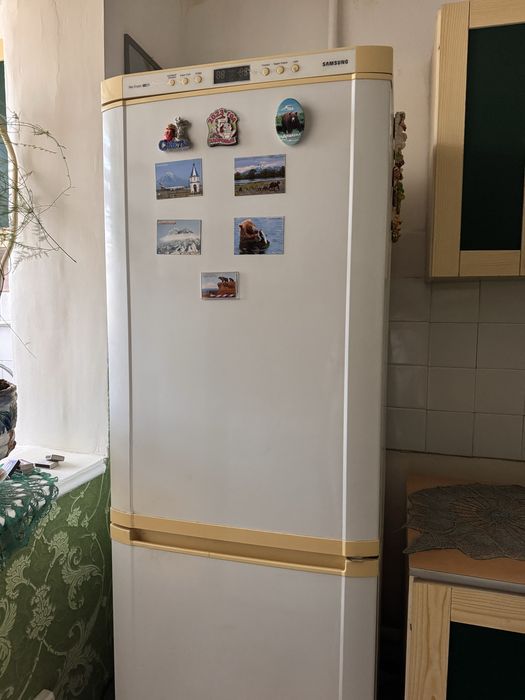 Продается двухкамерный холодильник