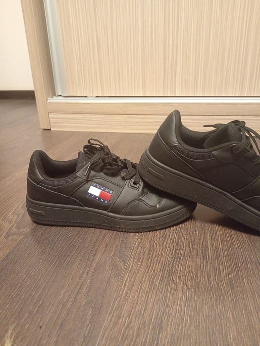 Încălțări  Tommy Hilfinger negre originale de piele