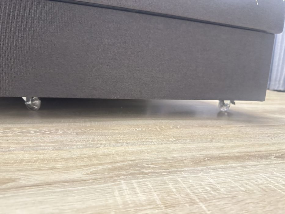 Coltar cu mecanism de rotatie cu role.