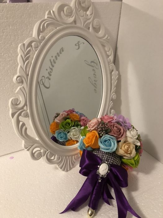 Oglinda ovala cu rama alba personalizata