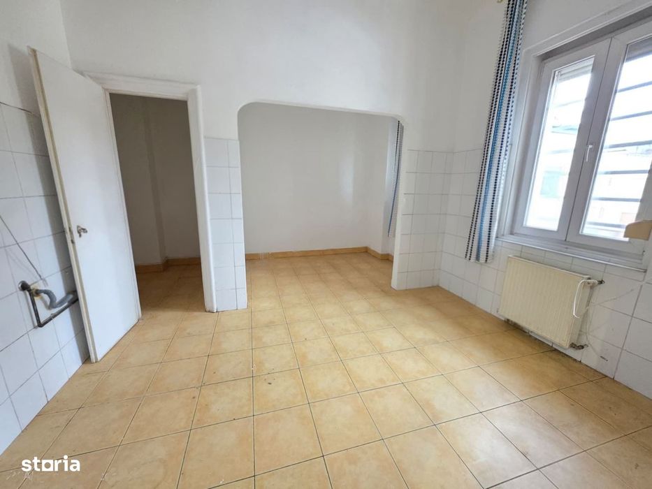 De închiriat apartament 3 camere – Piața 700
