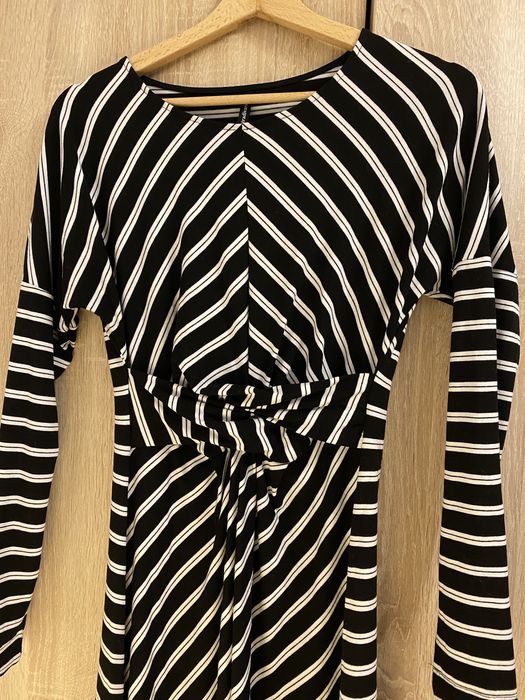 Rochie Stradivarius alb/ negru, midi, cu detaliu in talie