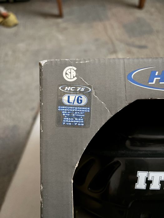 Продам хоккейный шлем.