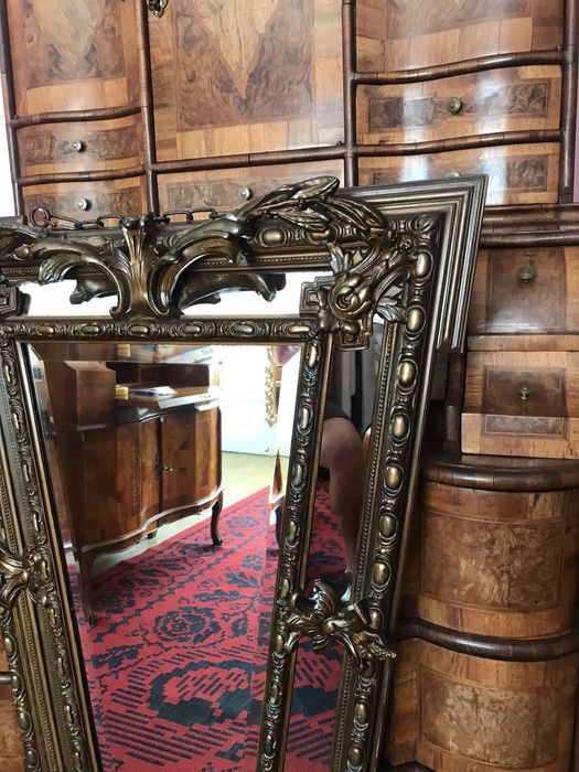 Oglindā Empire deosebitā