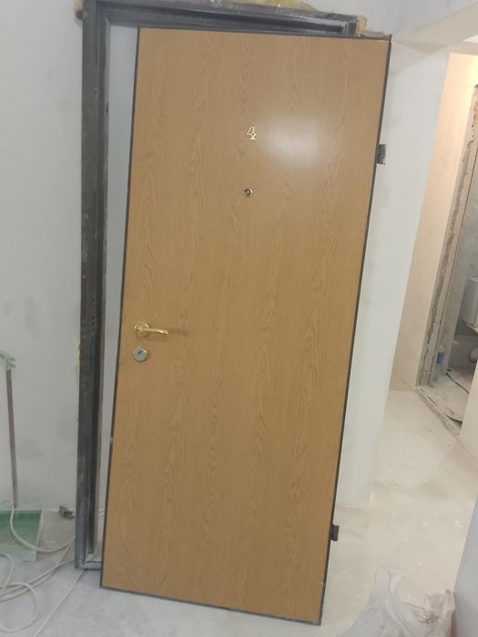 Продам. Железную дверь.