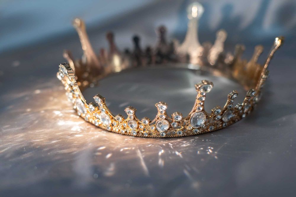 Корона с прозрачными кристаллами. Доставка включена.