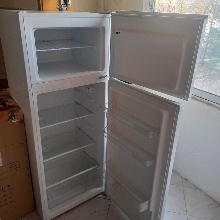 Хладилник с камера TESLA