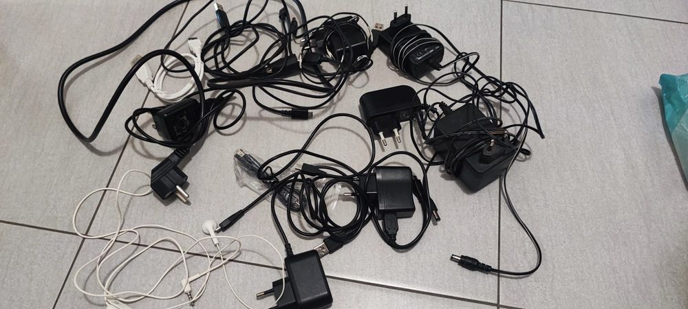 Incarcatoare  diverse cabluri si casti
