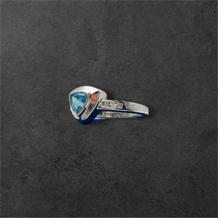 пръстен от 14-к. бяло злато, с диаманти и аквамарин