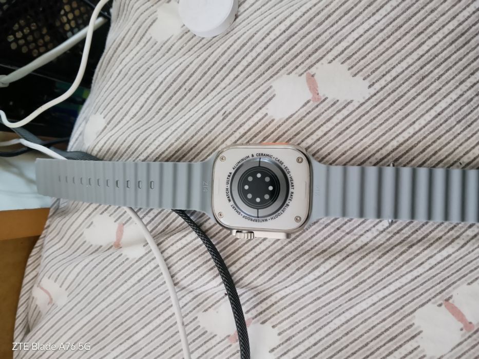 Ceas Smartwatch simplu arată vremea pe el pot să sun de pe el are un joc poți să l conectezi la telefon și să ți pui o poză de profil