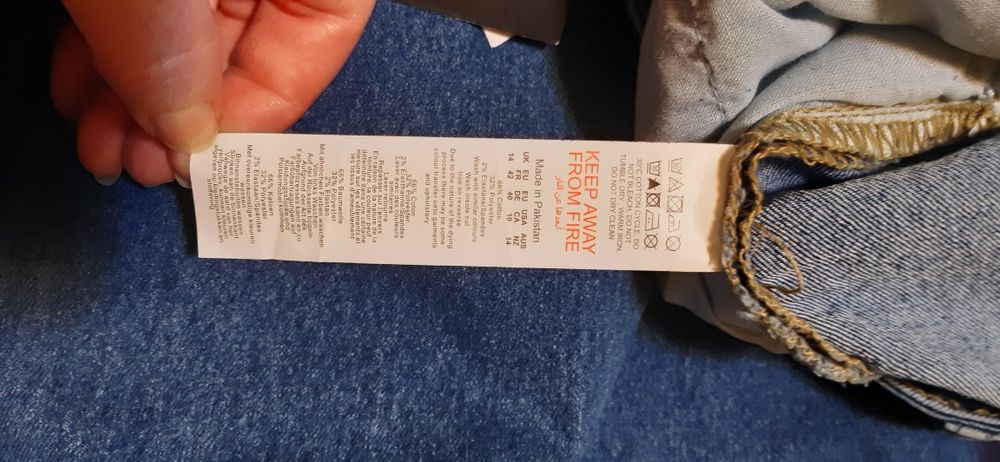Blugi Boohoo Flare Evazati Rupti Marime 18 / 46 NOI cu Eticheta Talie Inalta