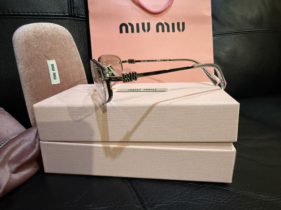 Чисто нови оригинални дамски слънчеви очила  MIU MIU