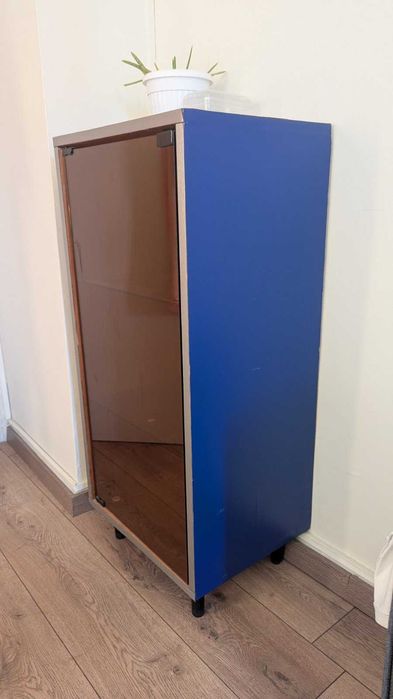 Продавам син шкаф със стъклена врата