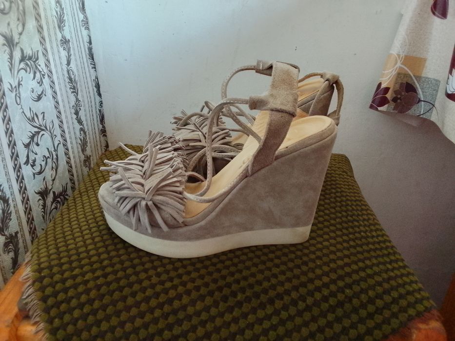 Босоножки замшевые на танкетке