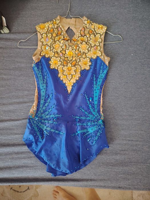 Продавам трика за художествена гимнастика + подарък уреди