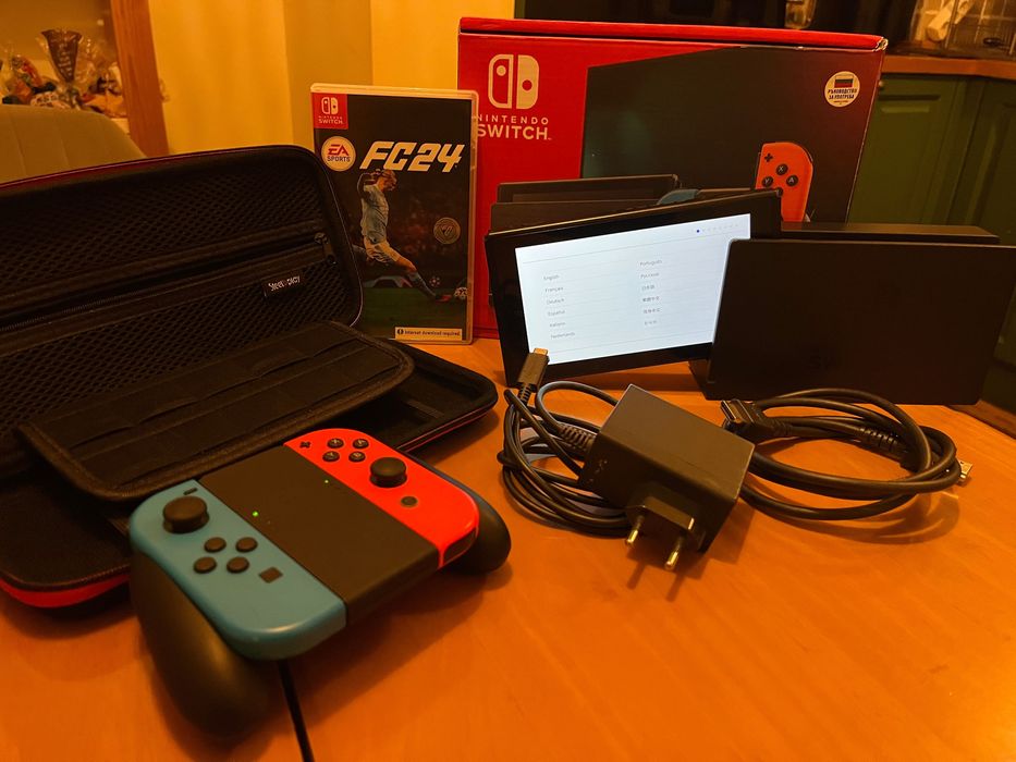 Nintendo Switch с допълнителна карта памет и калъф за съхранение