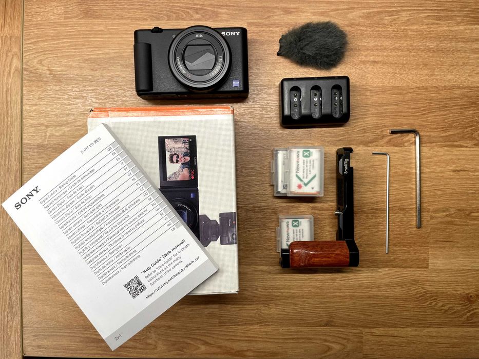 sony zv-1 + small rig + 4 батерии и зарядно