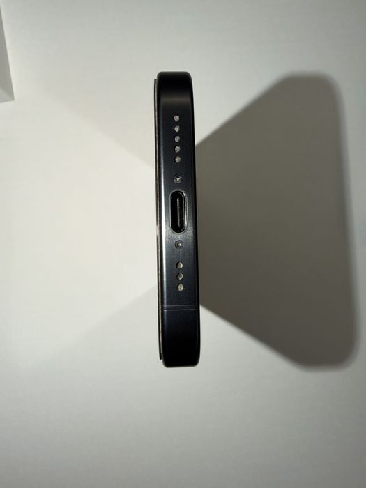 Продавам iPhone 15 Pro (128GB) Black Titanium