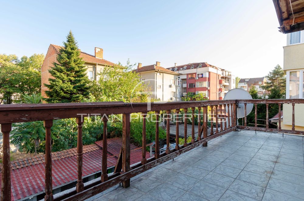 Триетажна къща с гараж в Кючук Париж